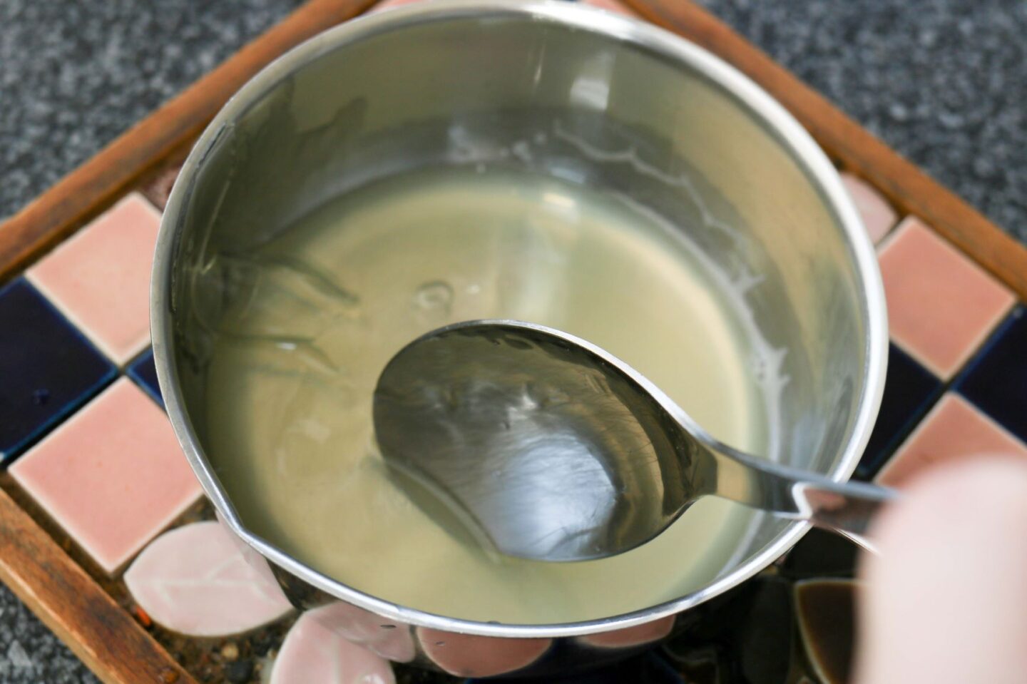 Liivatteen sekoittaminen nesteeseen