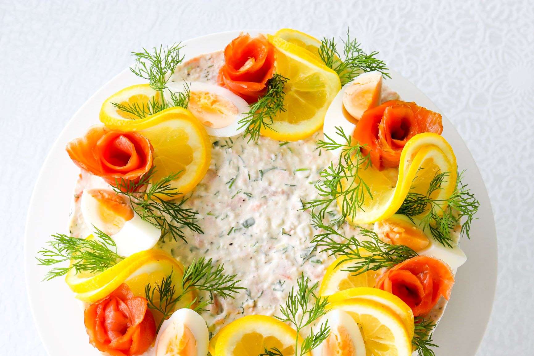 Lohiruusuja voileipäkakun päällä