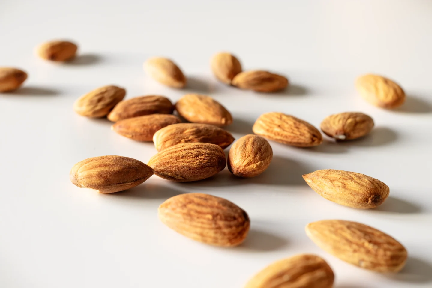 Manteleita valkoisella pöydällä