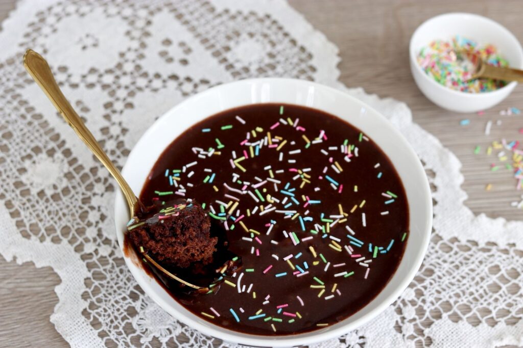 Pieni mokkapala kulhossa.