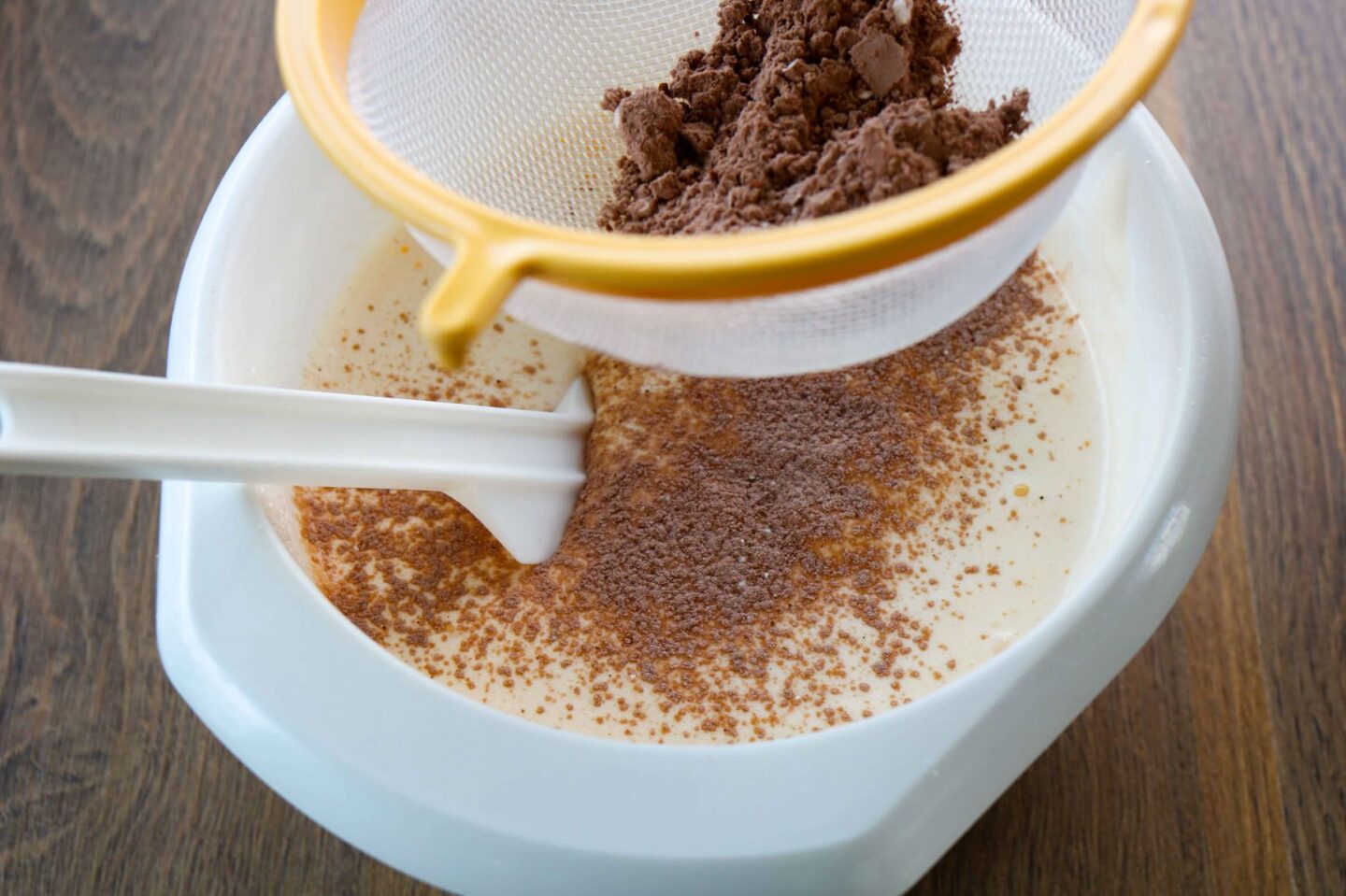 Jauhoseoksen siivilöinti taikinaan