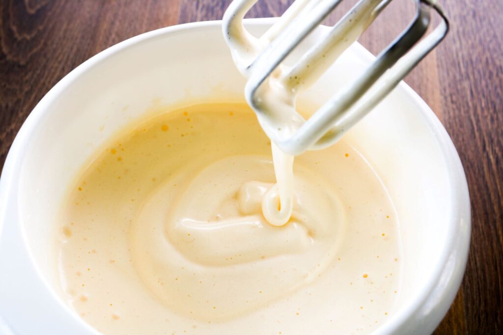 Kuohkeaa muna-sokerivaahtoa