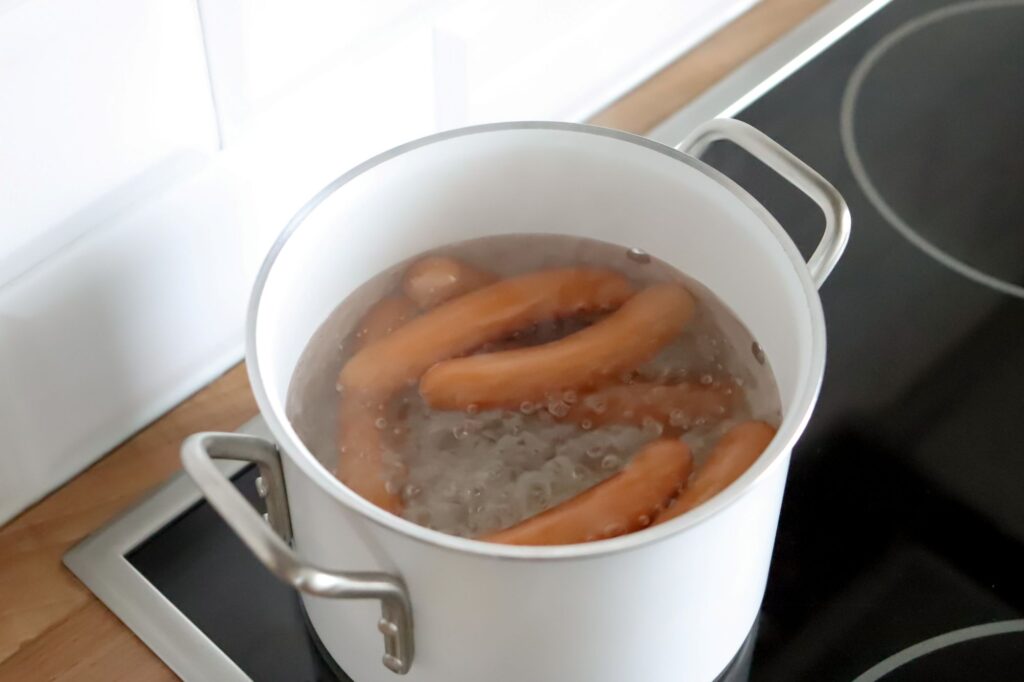 Nakkien keittäminen