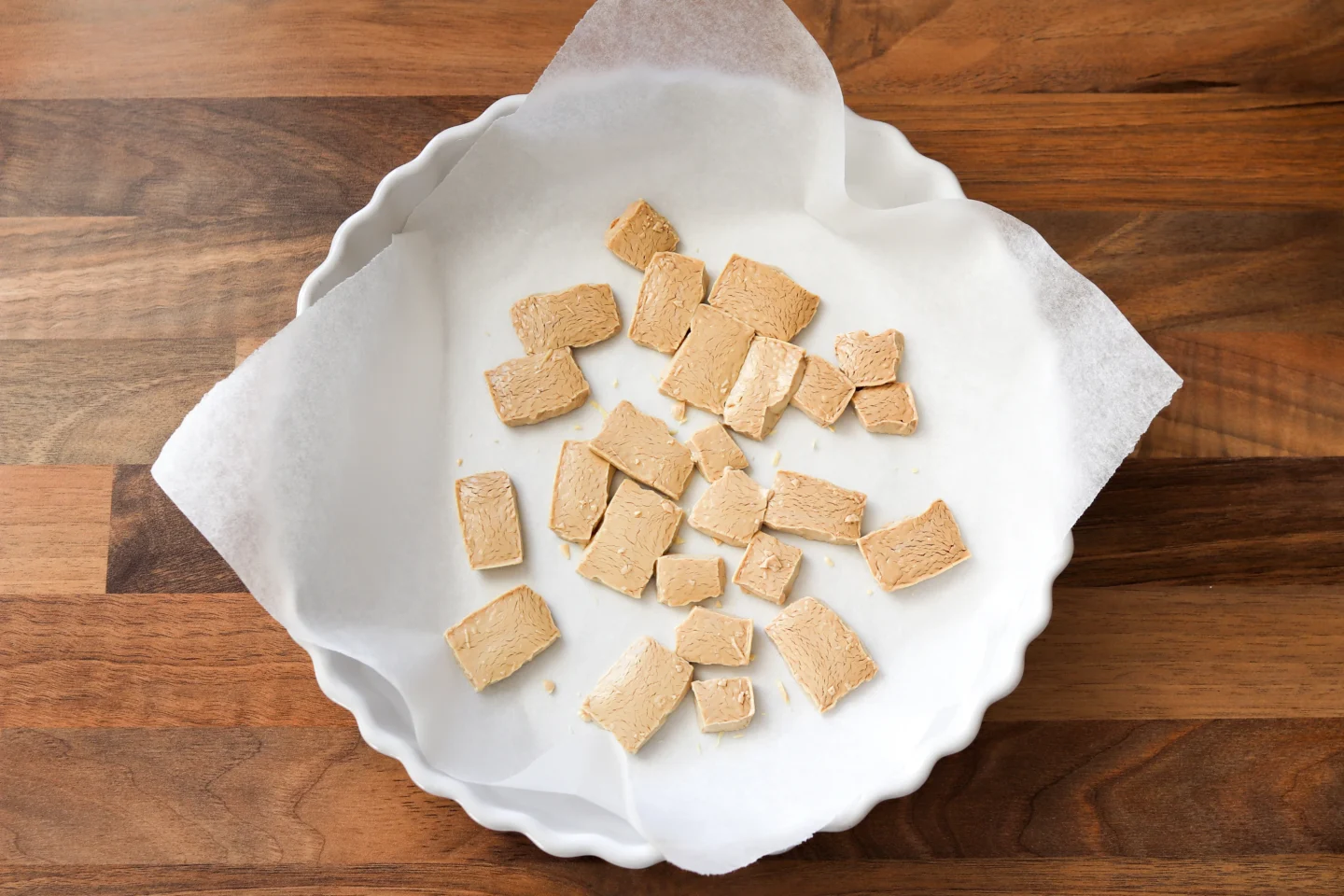 Paahdettua valkosuklaata uunivuoassa