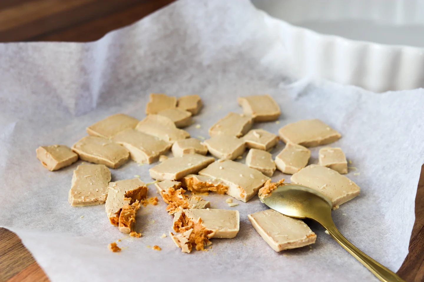 Paahdettu valkosuklaa leivinpaperin päällä