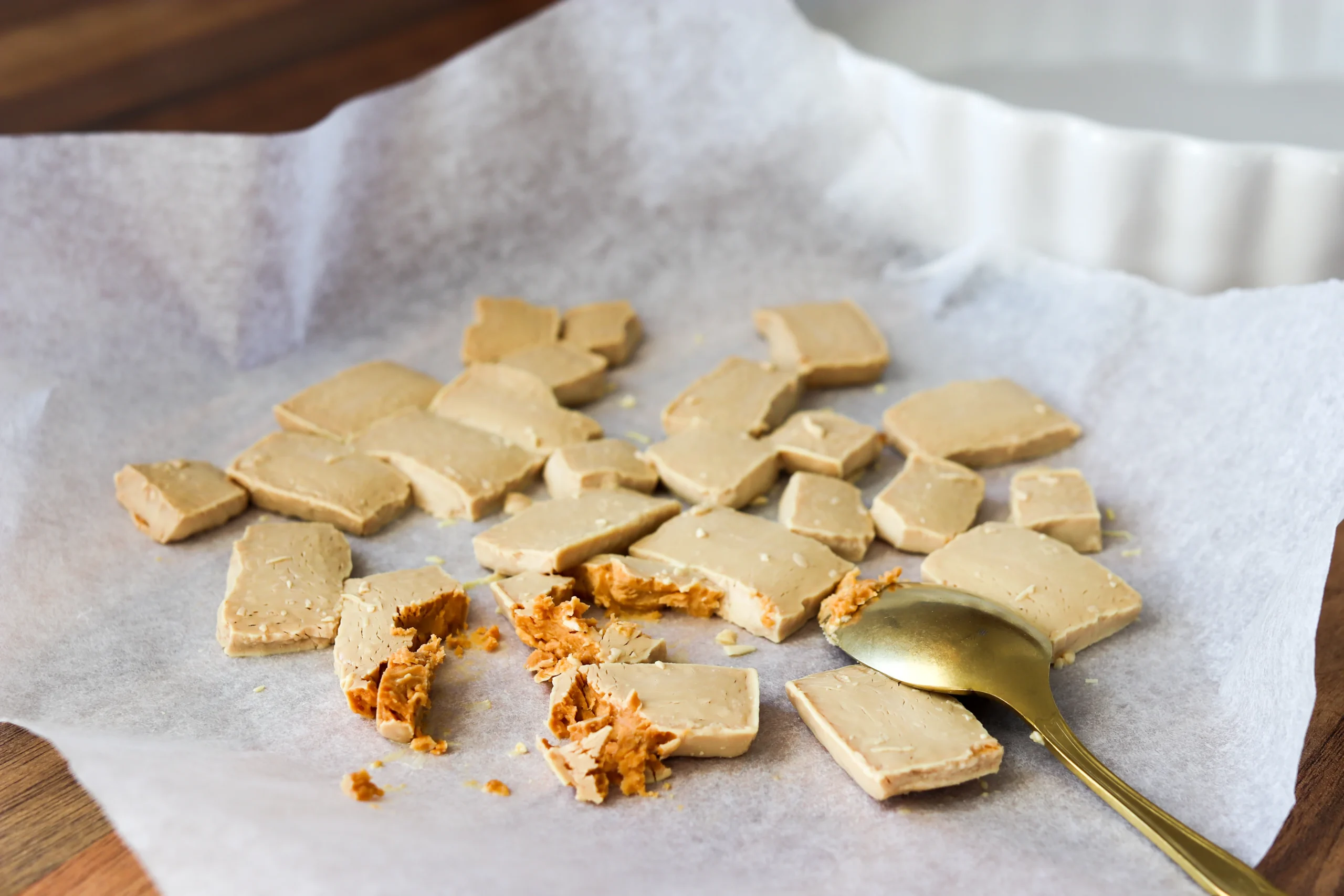 Paahdettu valkosuklaa leivinpaperin päällä