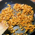 Paistettuja kantarelleja pannulla