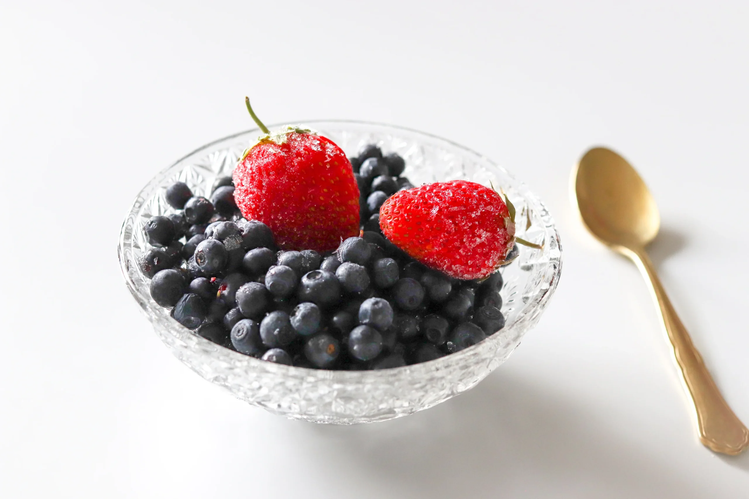 Pakastemarjoja kulhossa