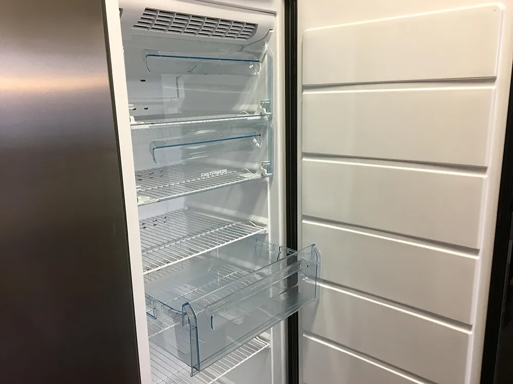 Pakastimen laatikon poisto.