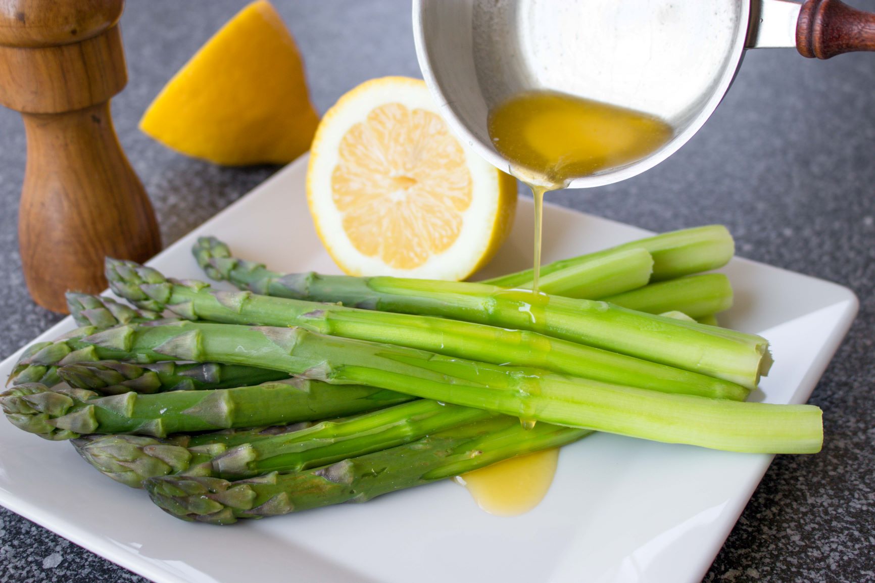 Parsa lautasella sulan voin kanssa