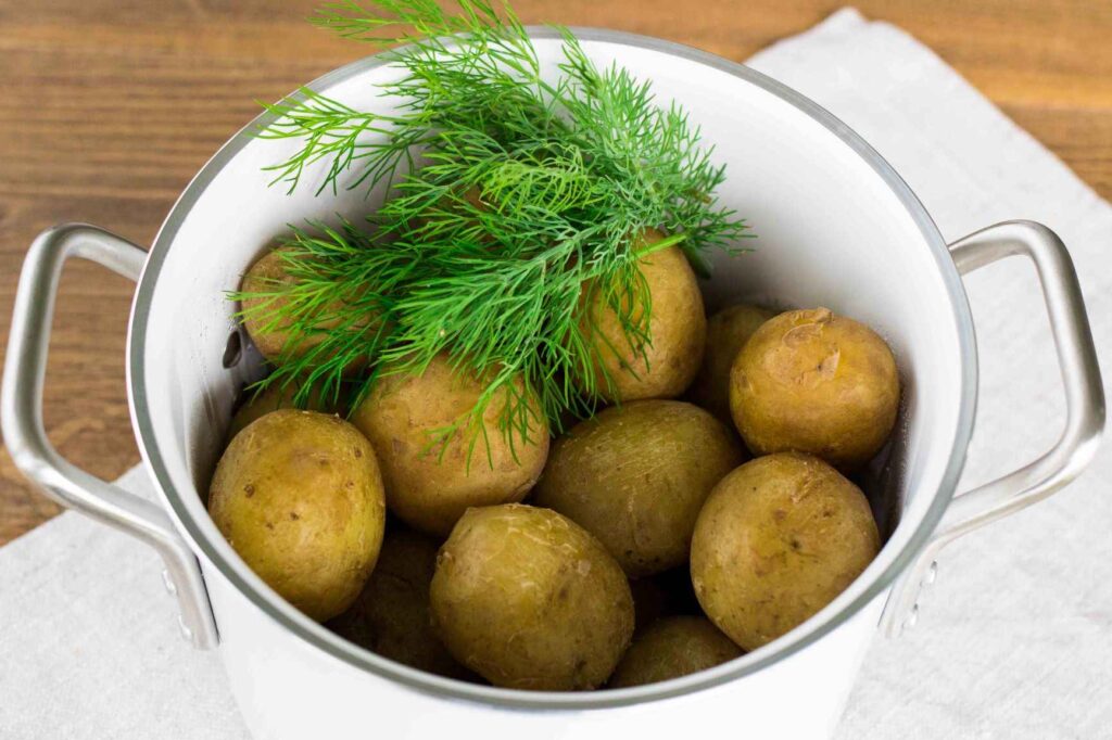 Perunoiden keittäminen