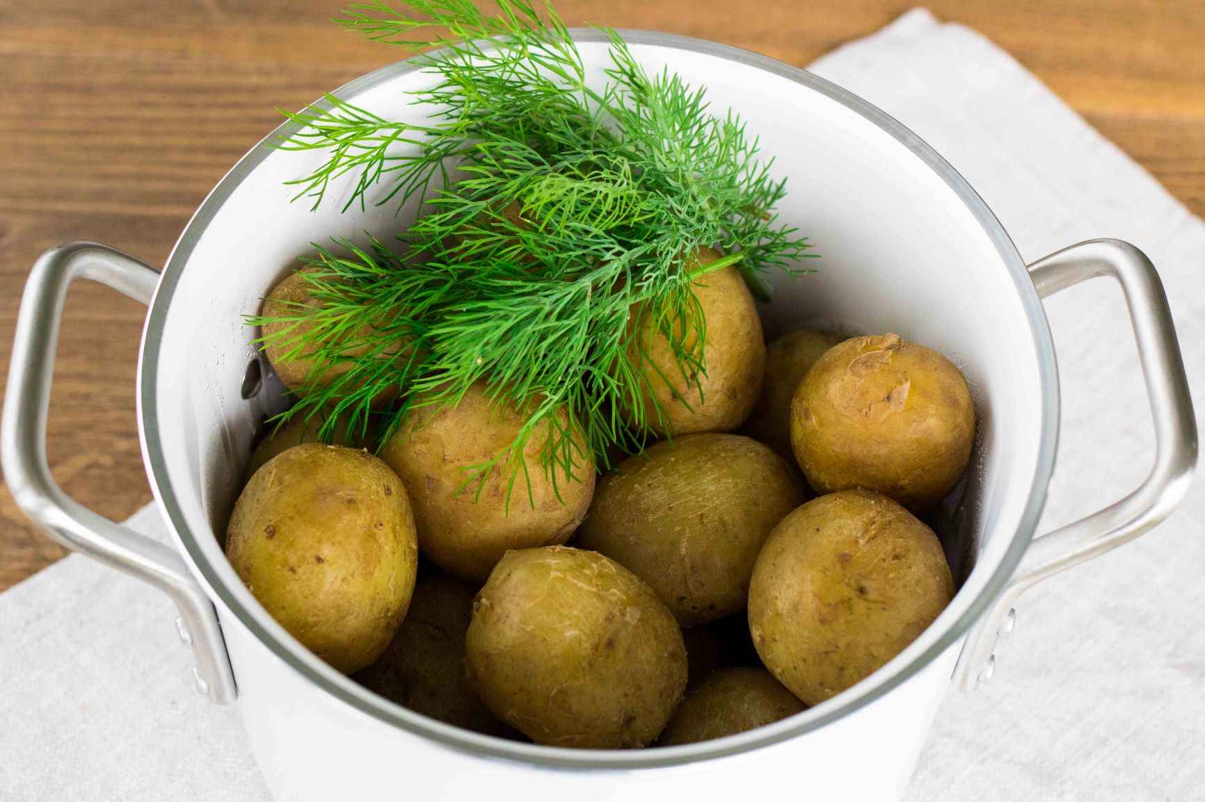 Perunoiden keittäminen