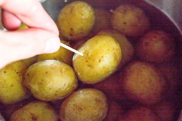 Perunoiden kypsyyden testaaminen tikulla