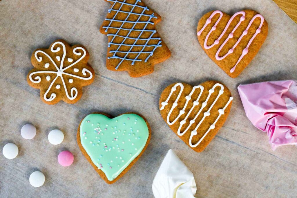 Piparikuorrute pipareiden päällä