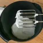 Valkuaisvaahto kulhossa