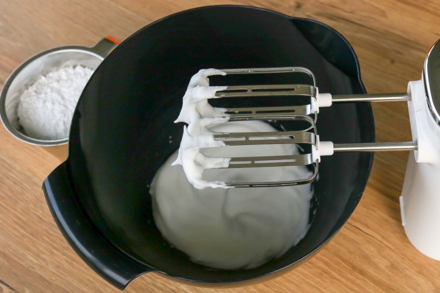 Valkuaisvaahto kulhossa