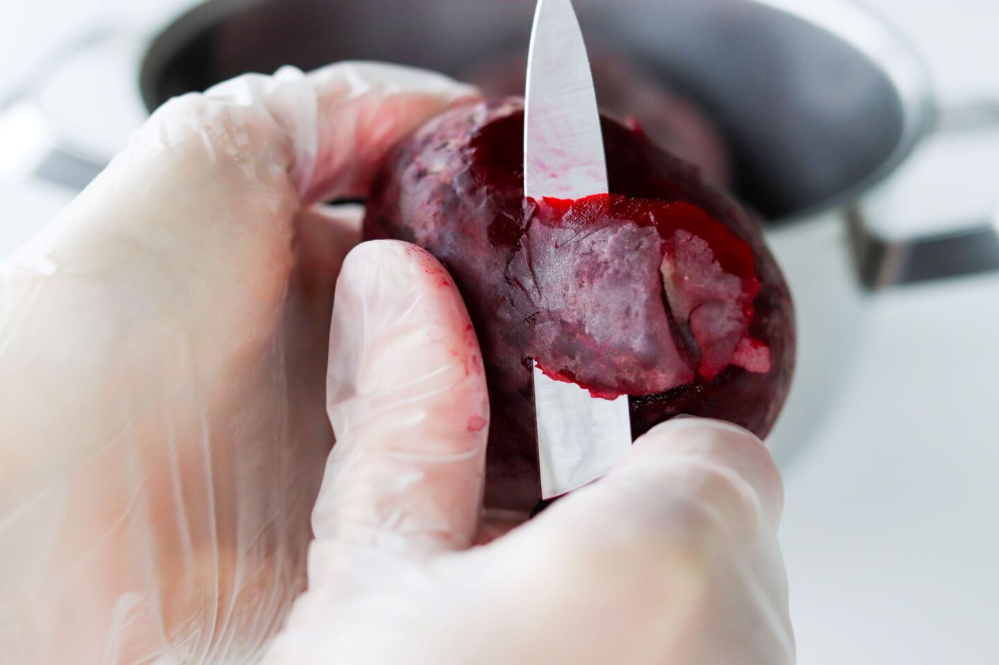 Punajuurien kuoriminen