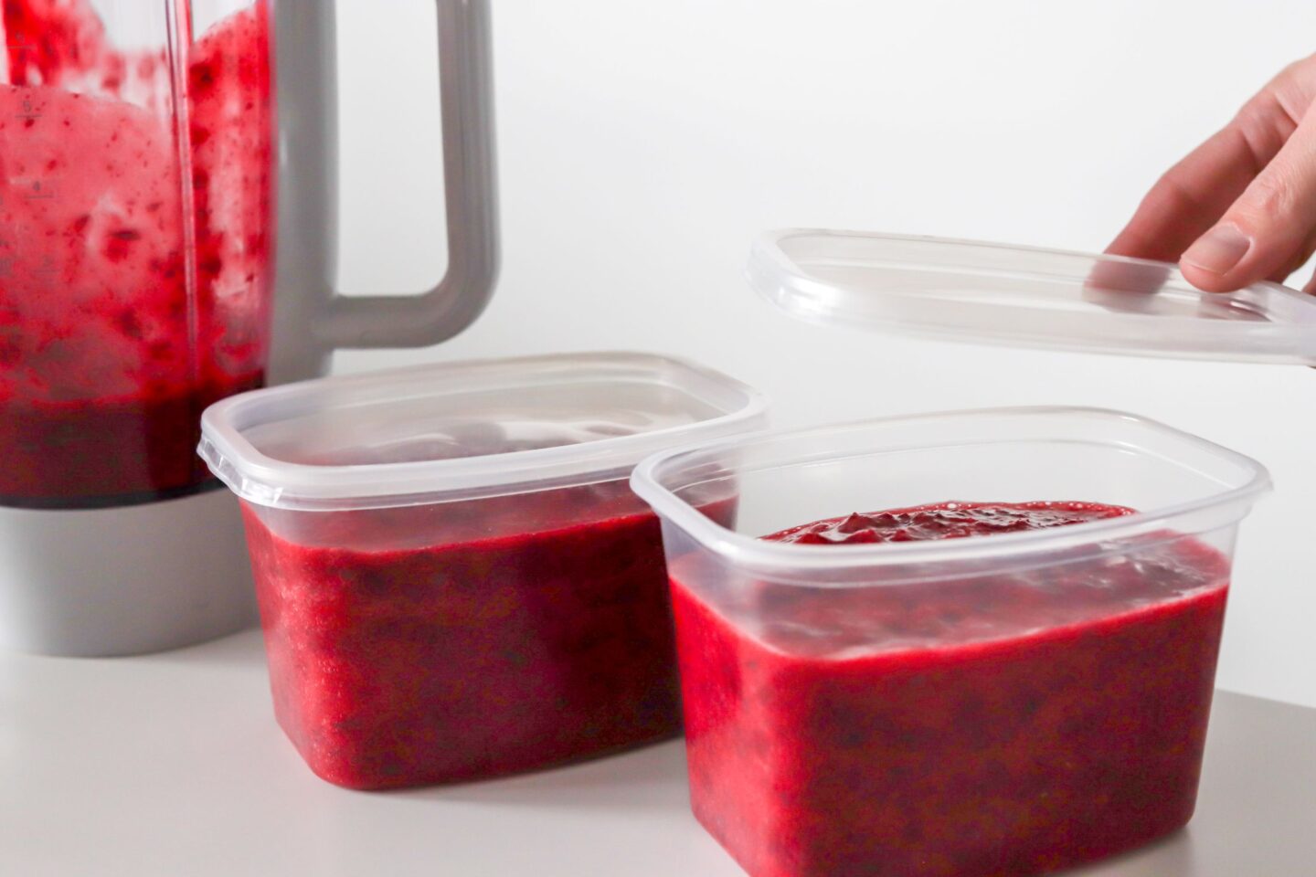 Puolukkasose rasioissa ennen pakastamista.