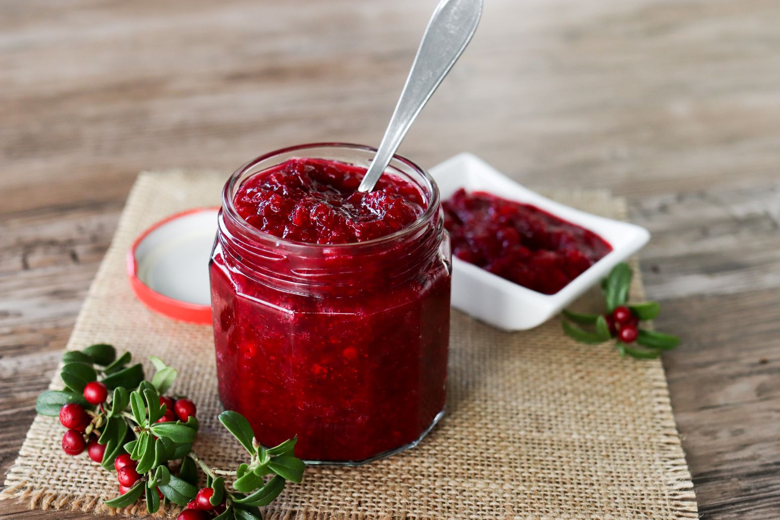 Puolukkasurvosta lasipurkissa