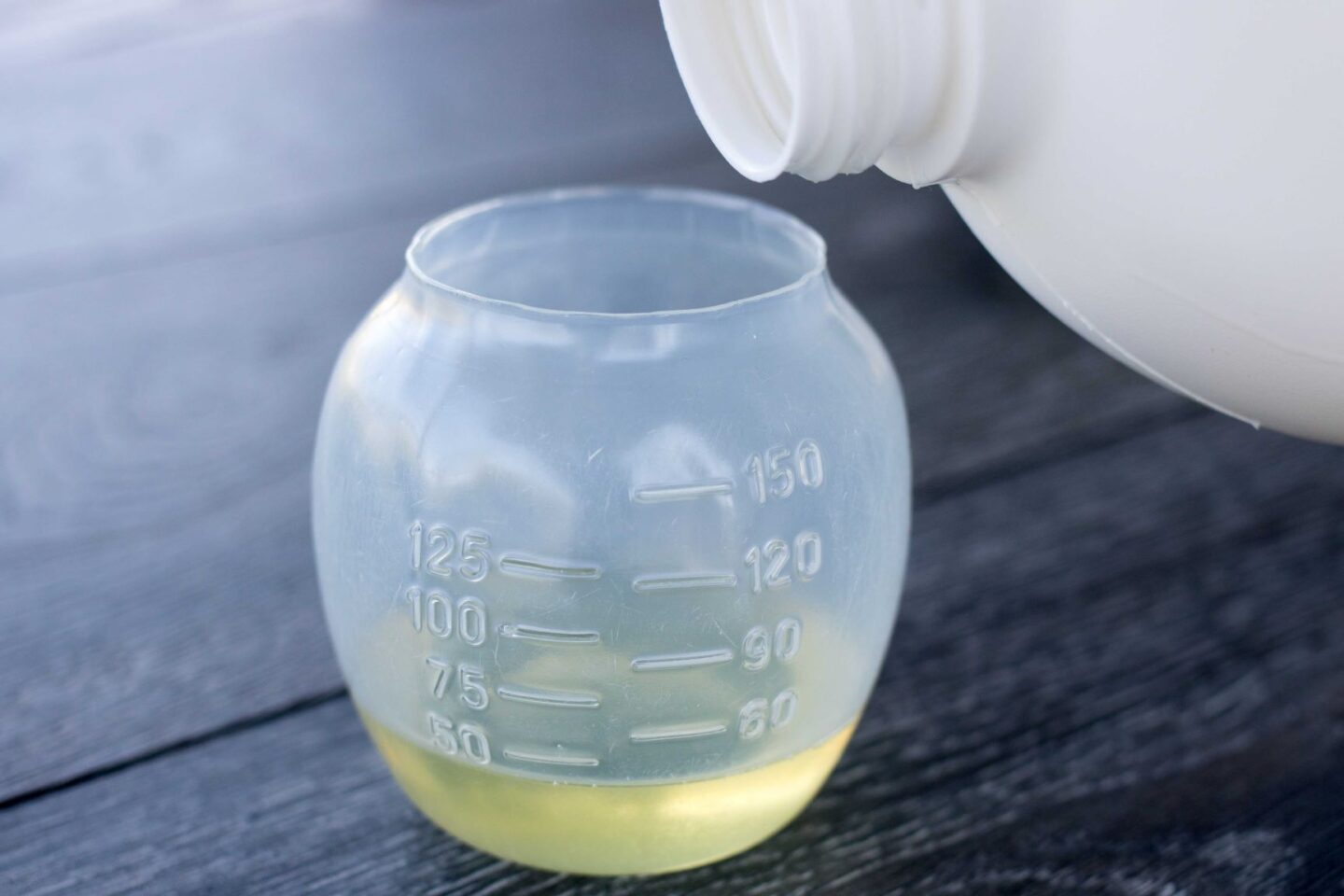 Pyykinpesuaineen annostelu pesupalloon