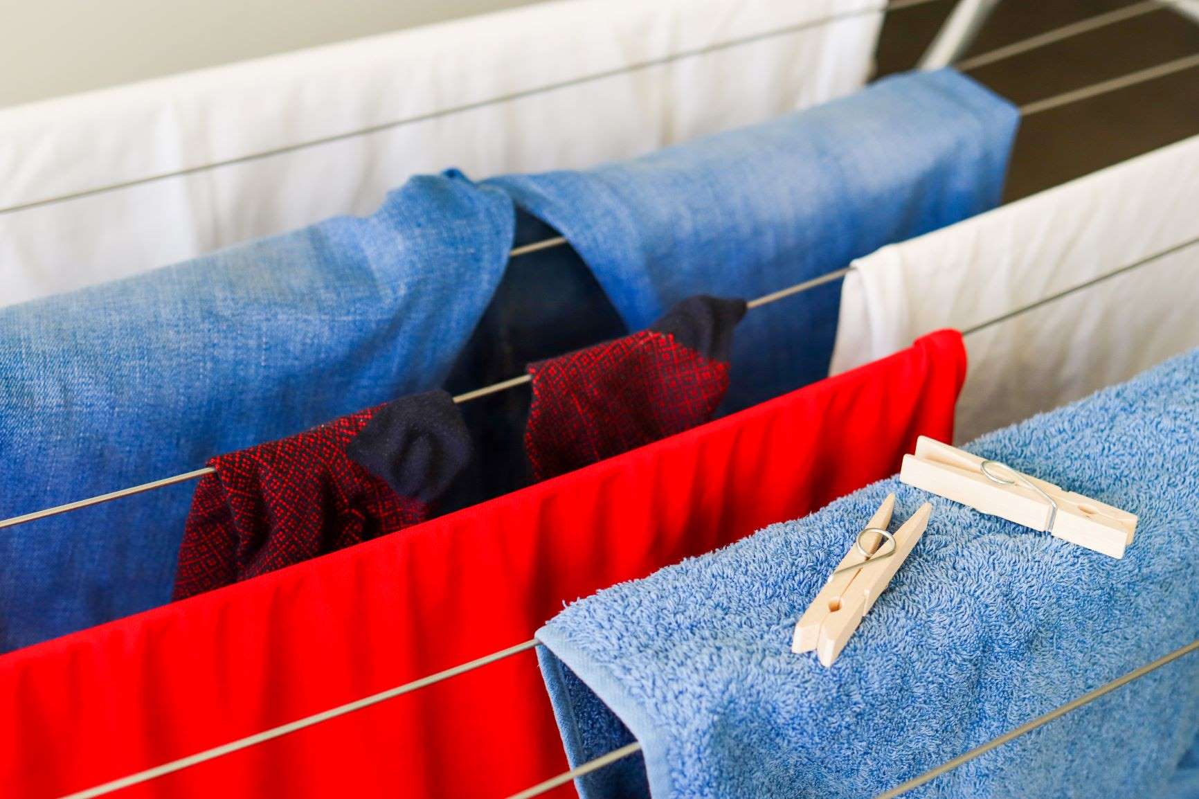 Pyykkiä kuivaustelineellä