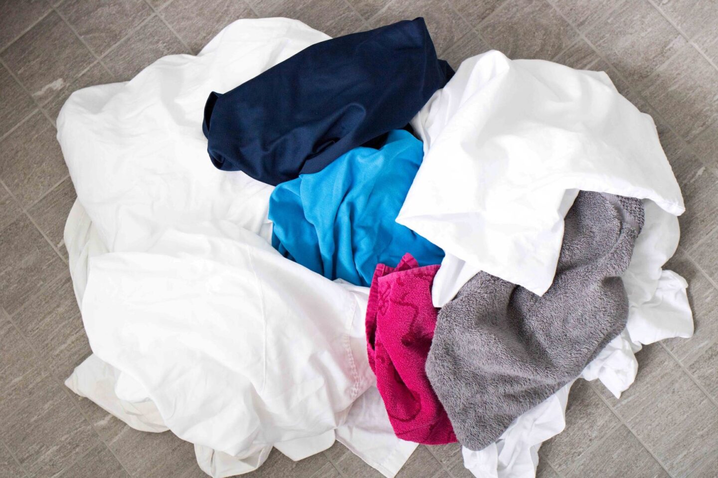 Pyykkikasa lattialla