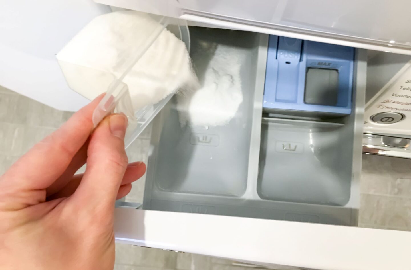 Sitruunahapon laittaminen pesuainelokeroon