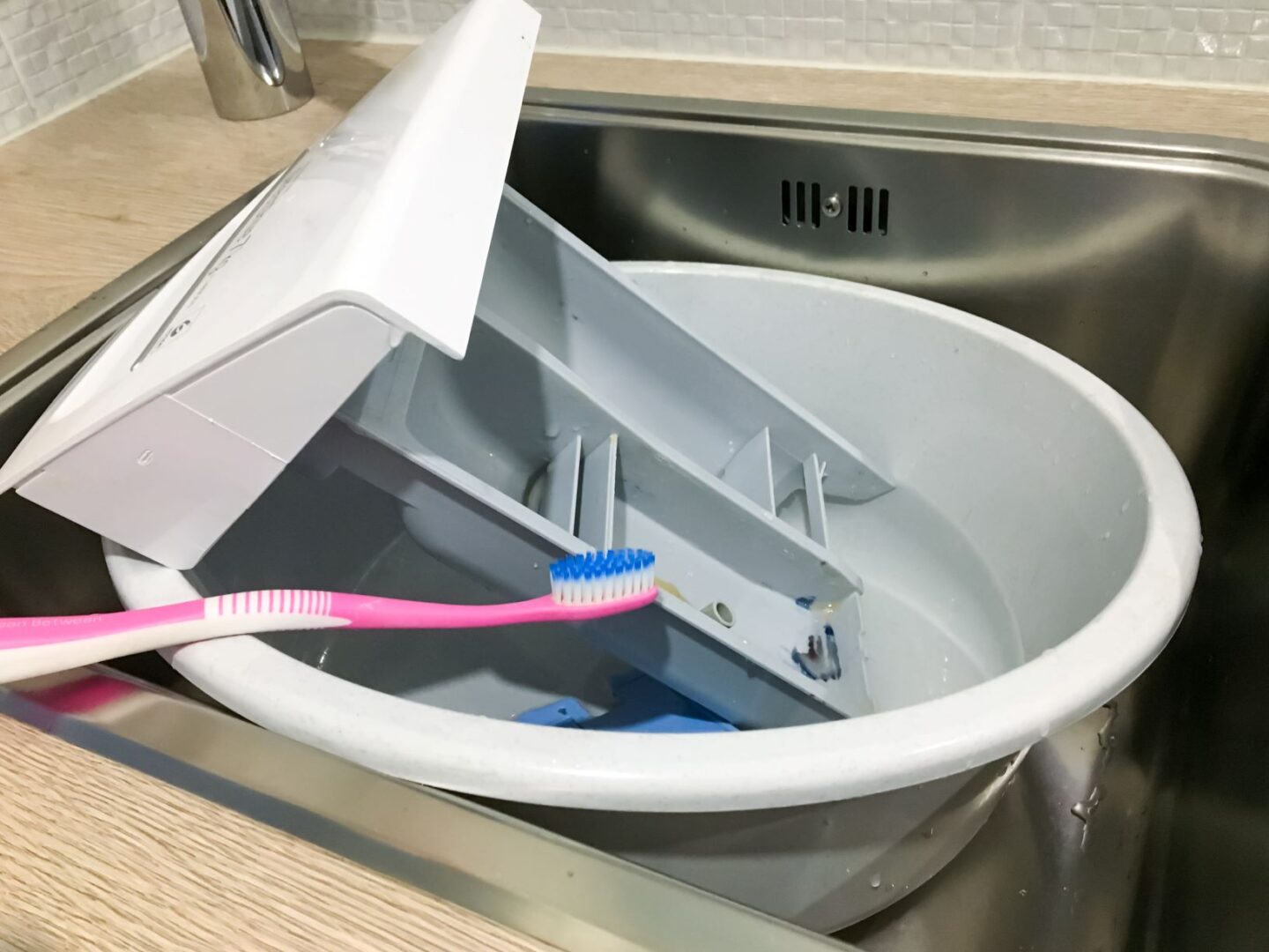 Pyykinpesukoneen pesuainelokeron puhdistus