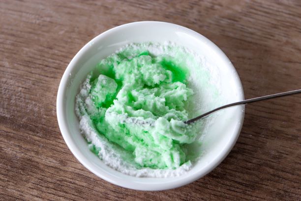 Tiskiaineesta ja leivinjauheesta tehty tahna