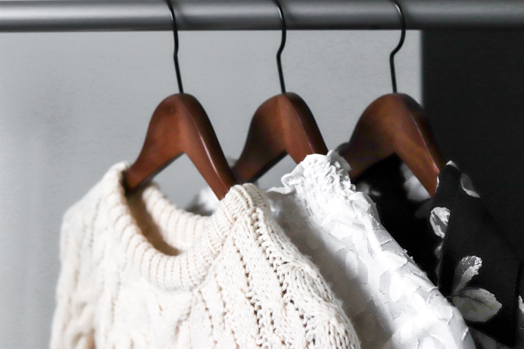 Vaatteita roikkumassa vaateripustimissa