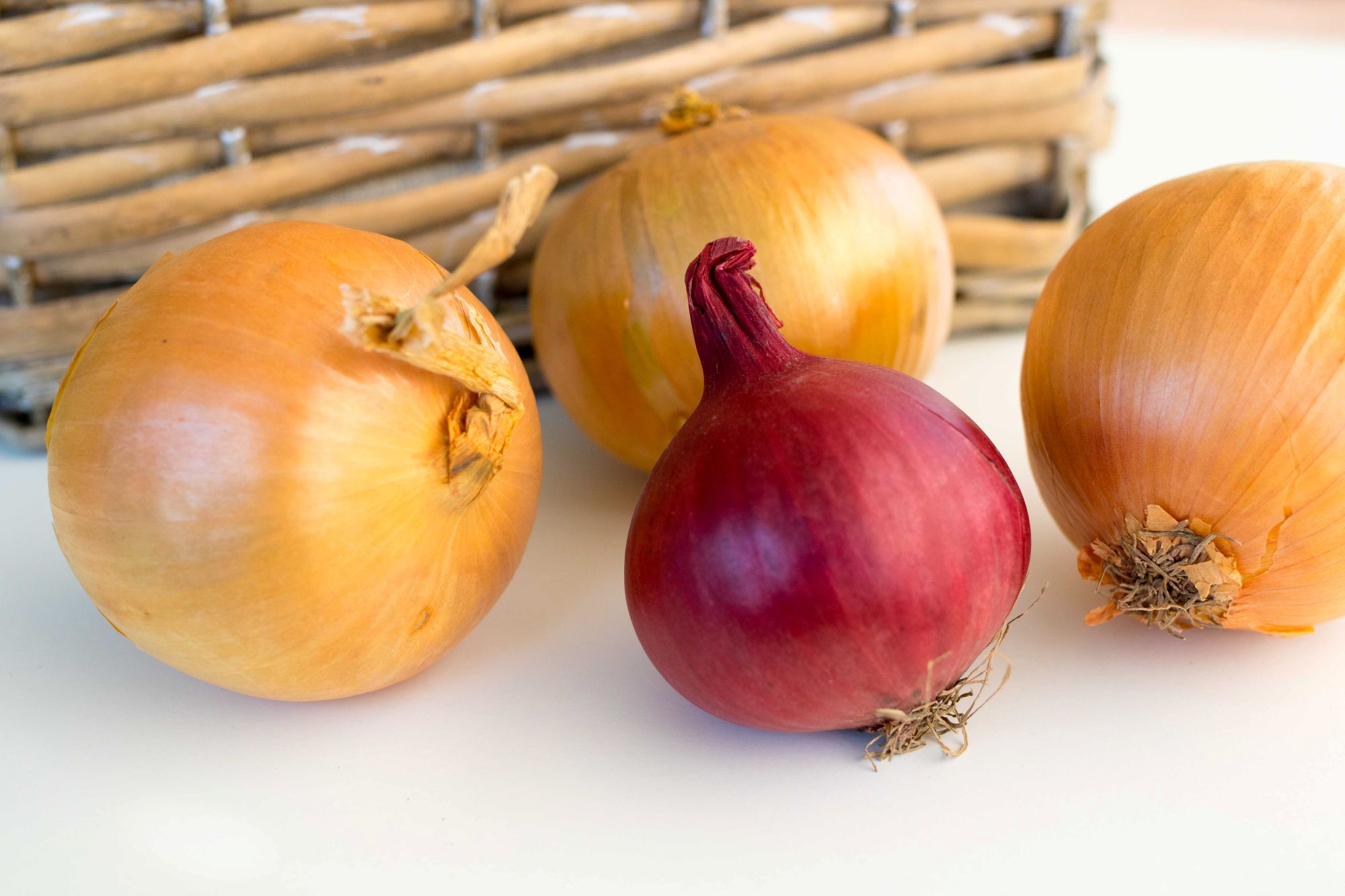 Sipuleita pöydällä ennen pilkkomista