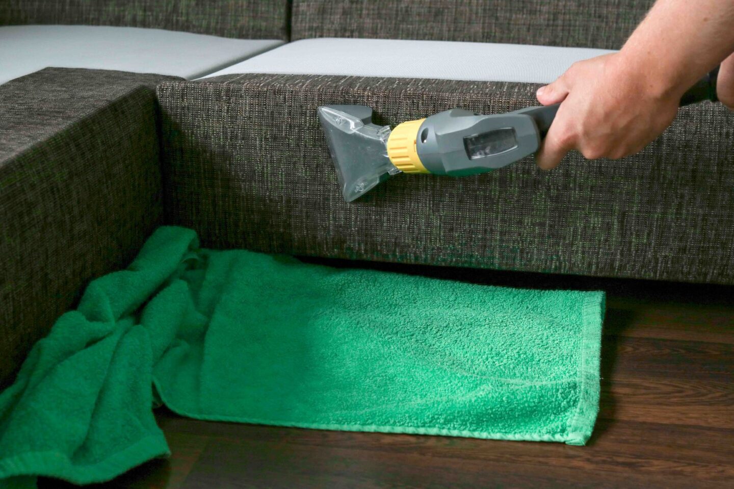 Sohvan pesua tekstiilipesurilla