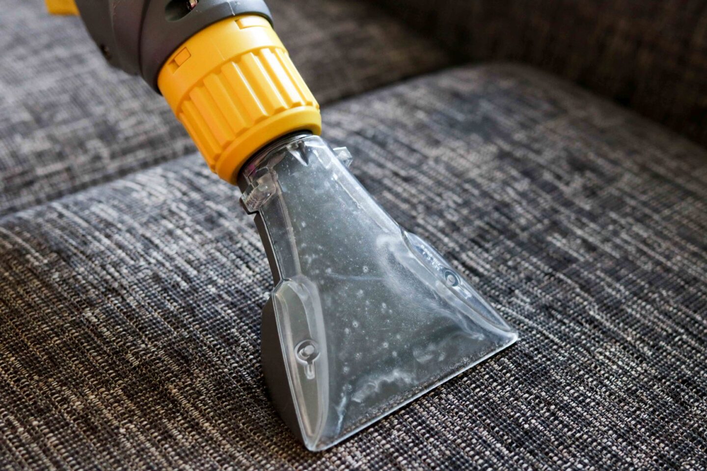 Tekstiilipesuri käytössä