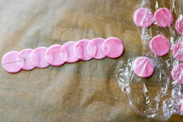 Kelmua sokerimassan päällä