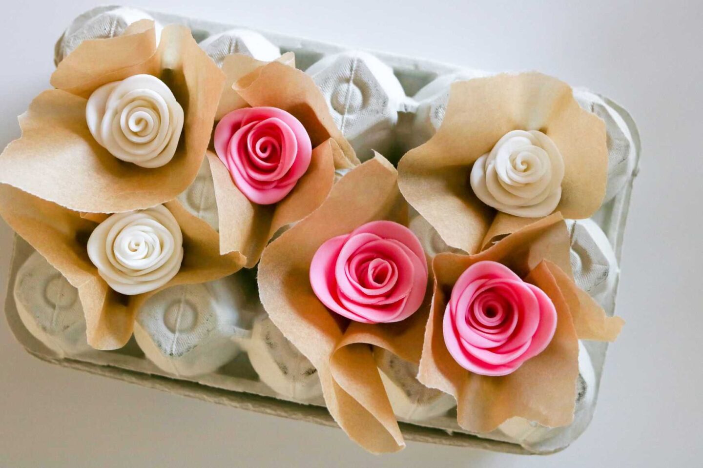 Sokerimassakoristeet kuivumassa kananmunakennossa