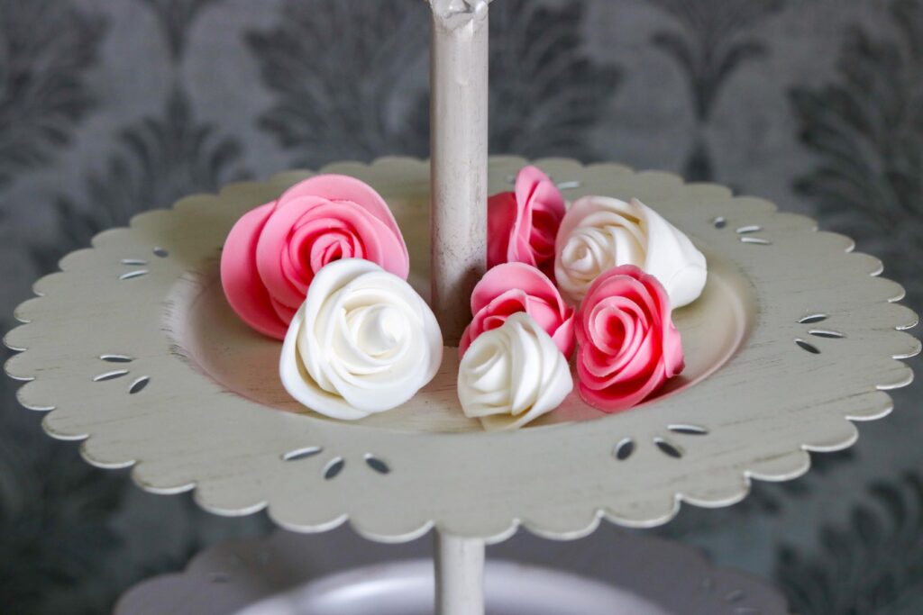 Helpot ruusut sokerimassasta