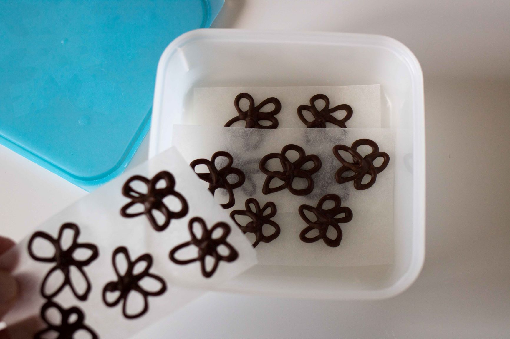 Suklaakoristeita leivinpaperin päällä