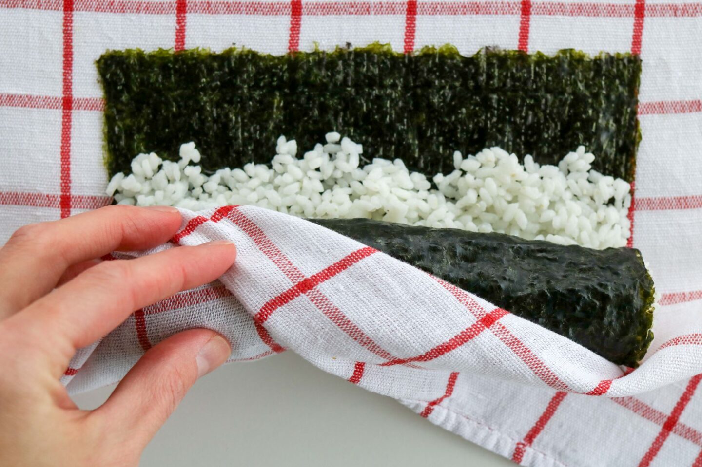 Sushin rullaaminen merileväarkin sisään