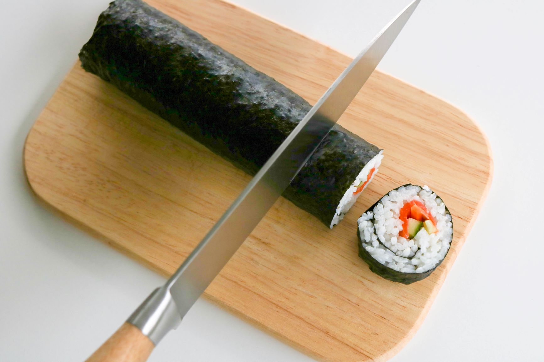 Sushin leikkaaminen viipaleiksi