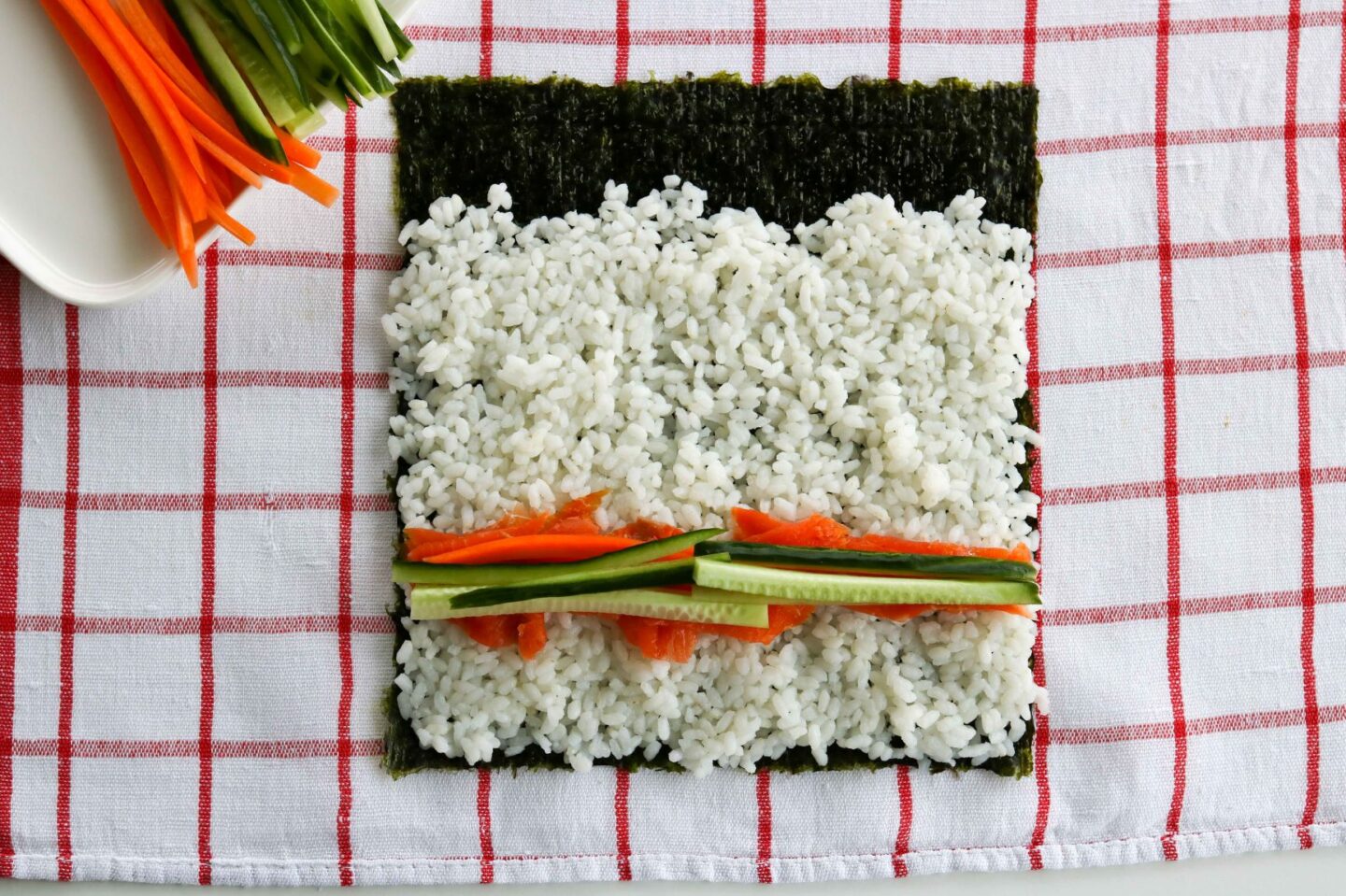 Merileväarkki, jonka päällä on riisiä ja sushin täytteitä