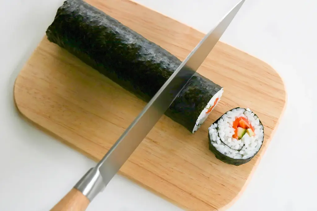Sushi, joka on kääritty merileväarkin sisään ja leikataan paloiksi.