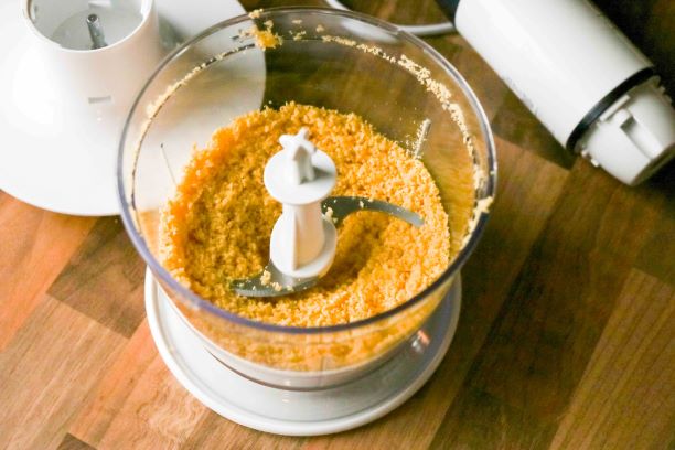 Keksien hienontaminen teholeikkurilla