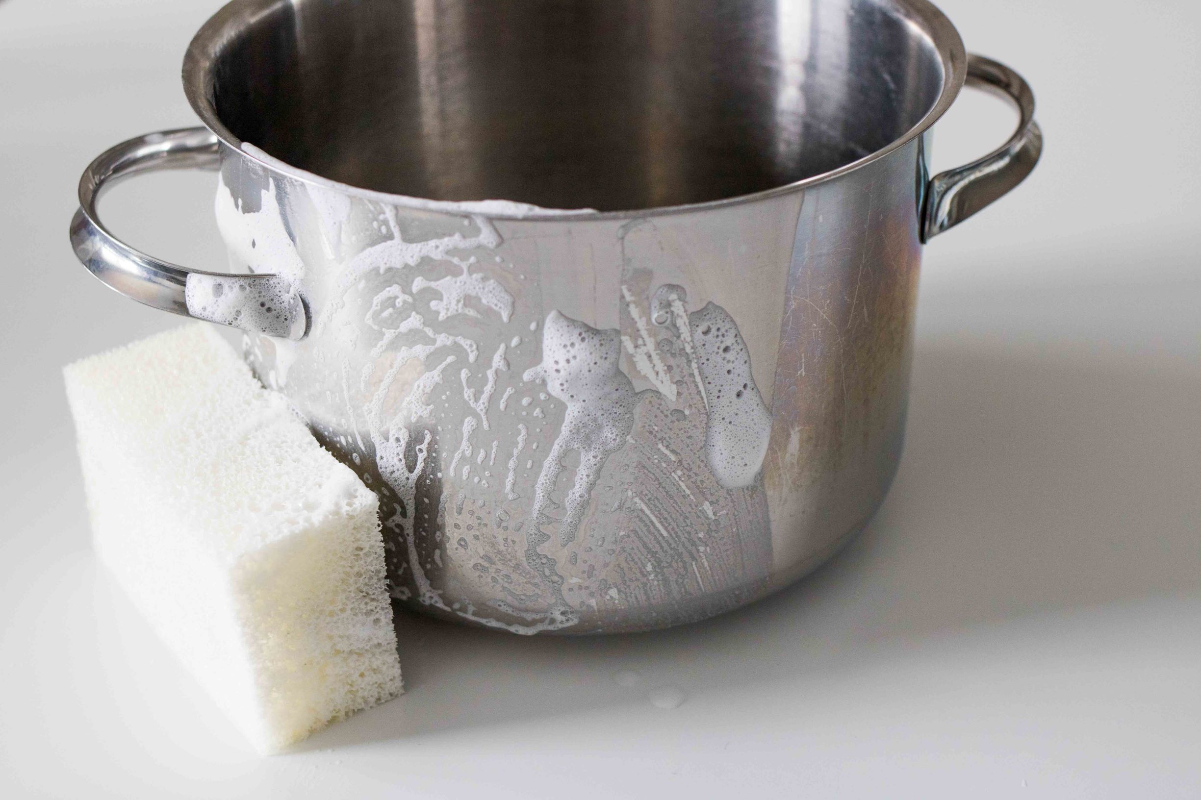 Ruostumattomasta teräksestä valmistettu kattila kiillotettavana