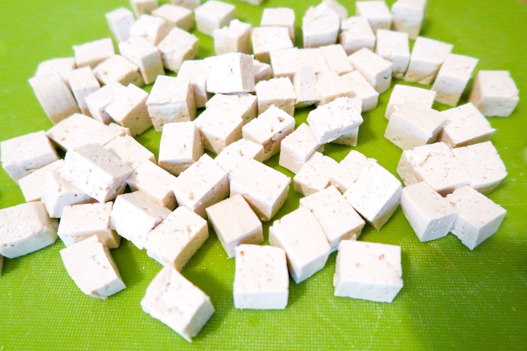 Tofua leikkuulaudalla