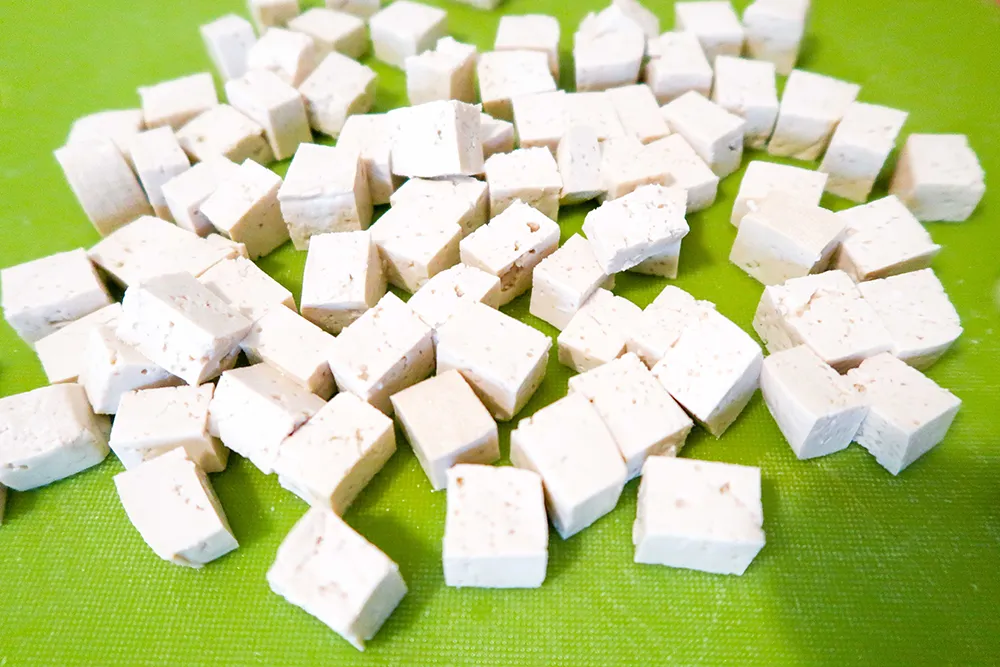 Tofua leikkuulaudalla