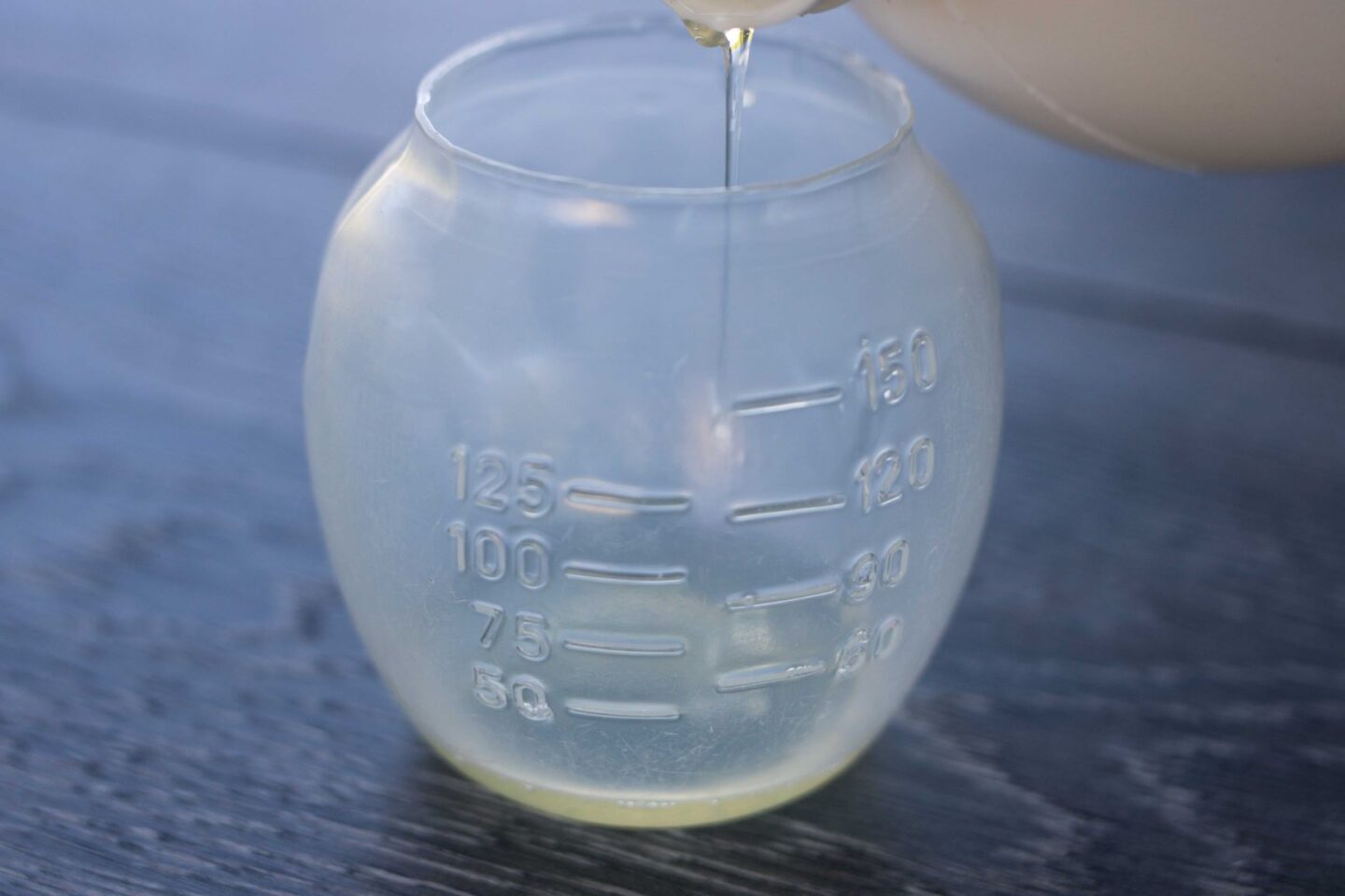 Nestemäistä pyykinpesuainetta pesupallossa