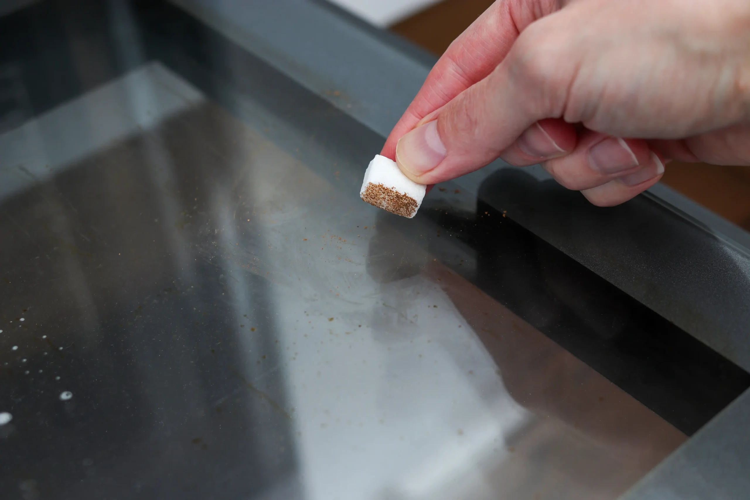 Uunin lasi ja likainen sokeripala