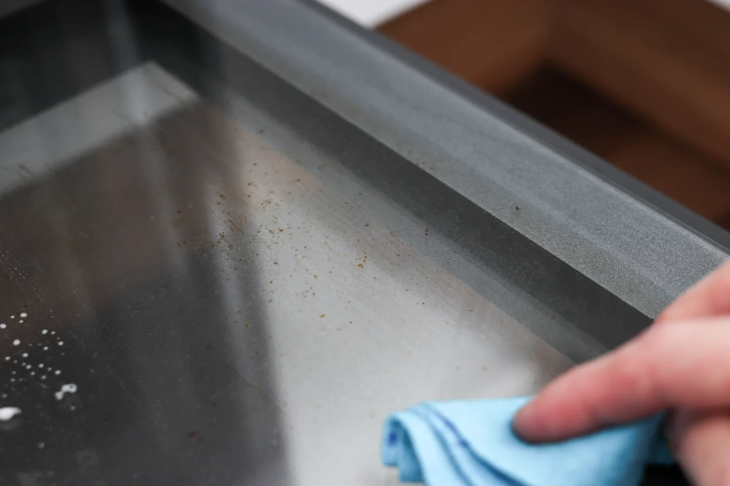 Pinttynyttä likaa uunin lasissa