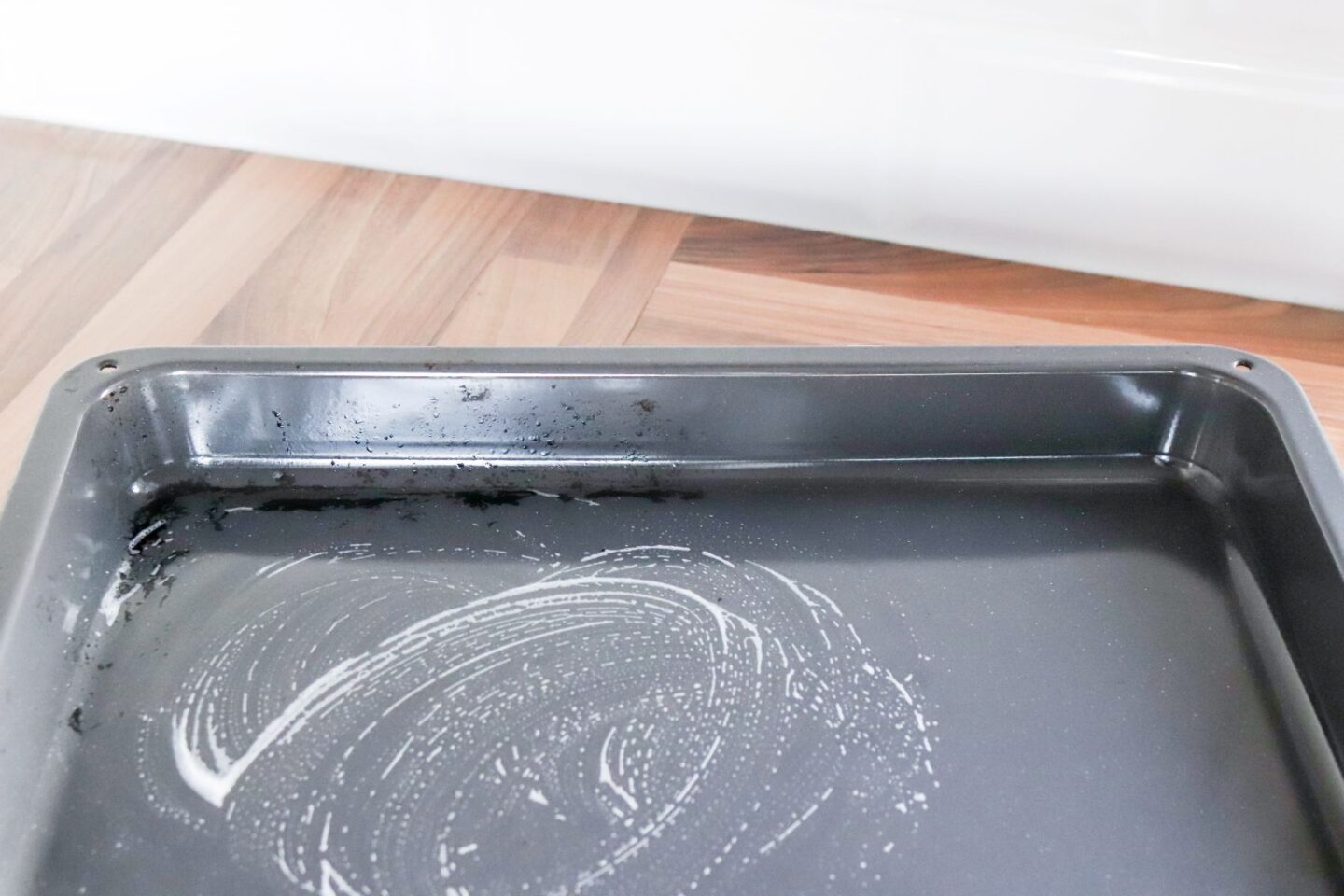 Uunipelti, jonka toinen puoli on puhdistettu