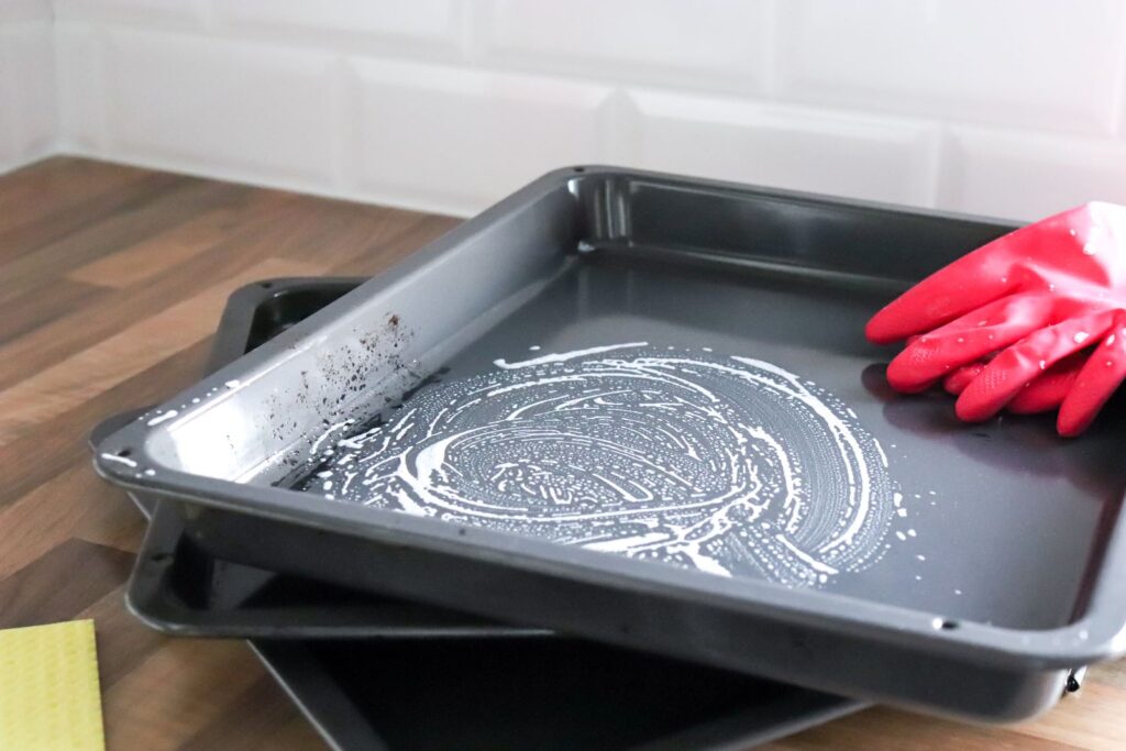 Likainen uunipelti puhdistettavana